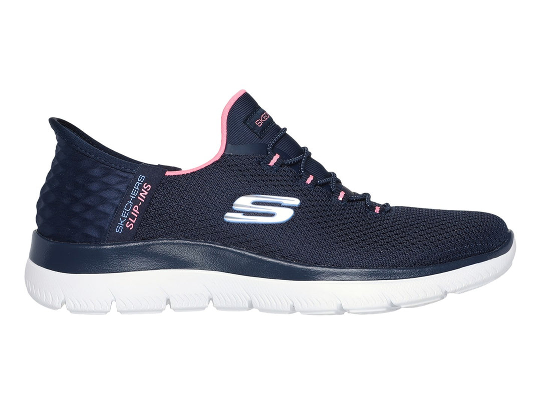 Tenis deportivos Skechers color azul marino con detalles rosa y suela blanca.