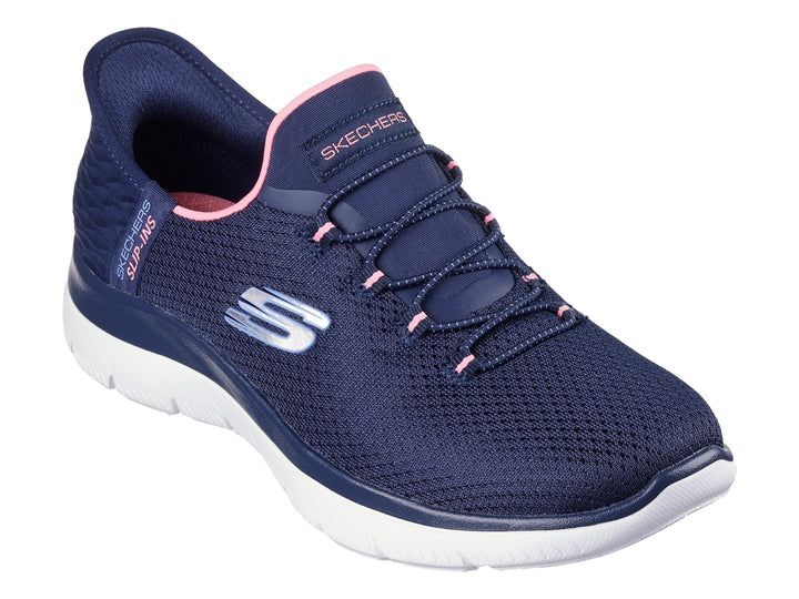 Tenis deportivos Skechers color azul marino con detalles rosa y suela blanca.