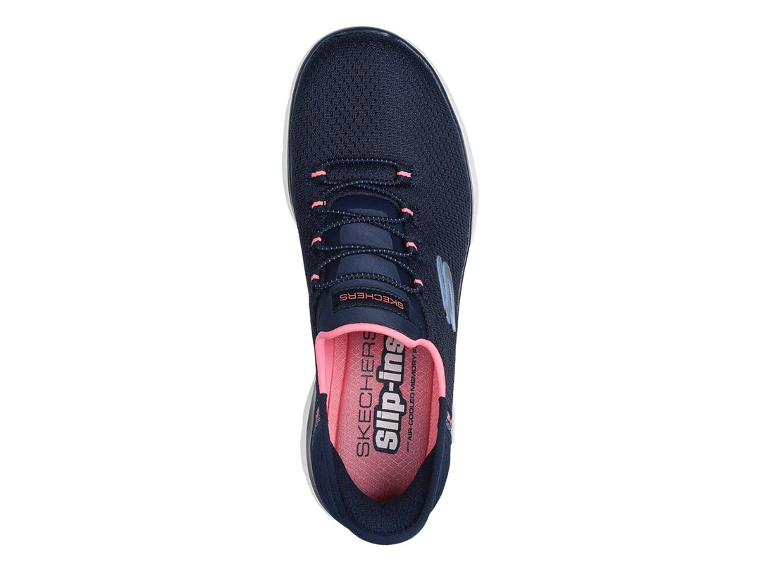 Tenis deportivos Skechers color azul marino con detalles rosa y suela blanca.