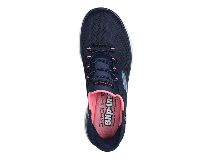 Tenis deportivos Skechers color azul marino con detalles rosa y suela blanca.