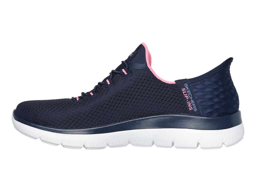 Tenis deportivos Skechers color azul marino con detalles rosa y suela blanca.