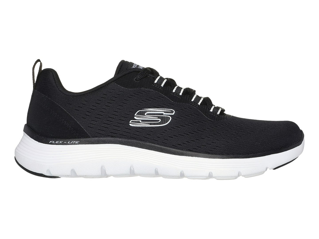 Tenis deportivos Skechers color negro con suela blanca y logotipo lateral en blanco.