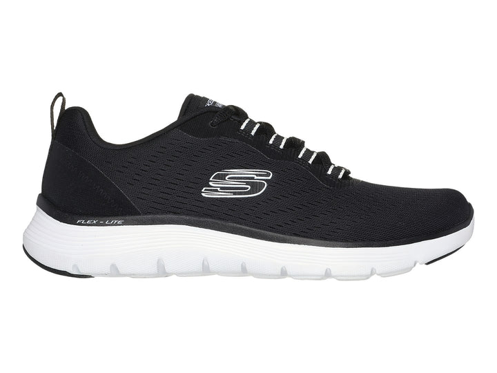 Tenis deportivos Skechers color negro con suela blanca y logotipo lateral en blanco.