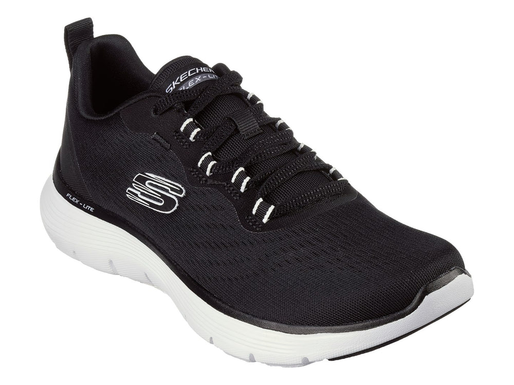 Tenis deportivos Skechers color negro con suela blanca y logotipo lateral en blanco.
