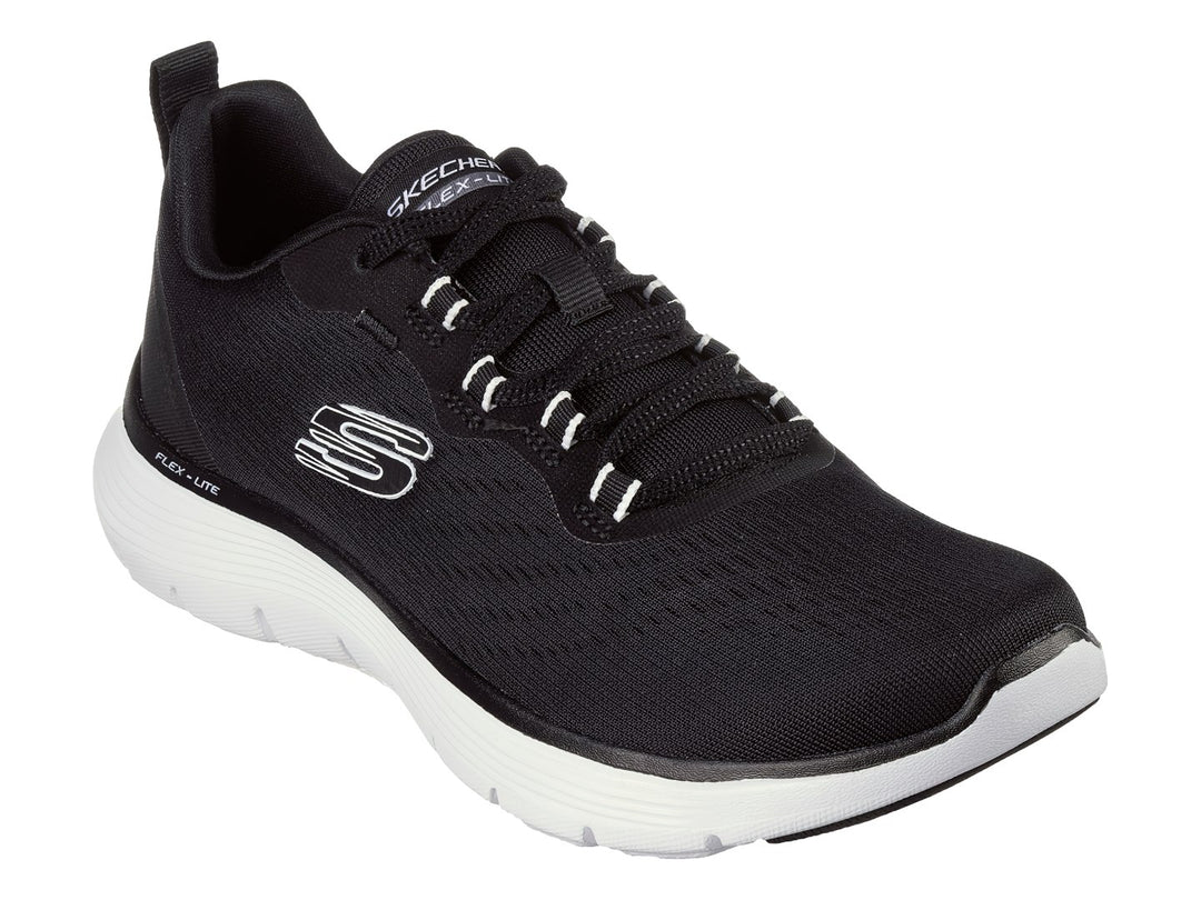 Tenis deportivos Skechers color negro con suela blanca y logotipo lateral en blanco.