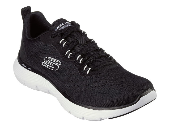 Tenis deportivos Skechers color negro con suela blanca y logotipo lateral en blanco.