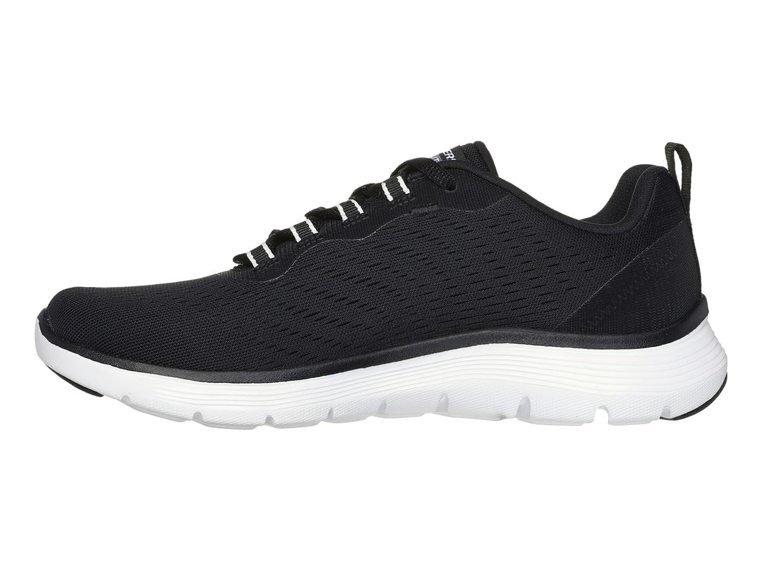 Tenis deportivos Skechers color negro con suela blanca y logotipo lateral en blanco.