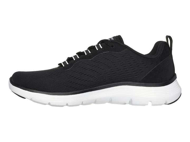 Tenis deportivos Skechers color negro con suela blanca y logotipo lateral en blanco.
