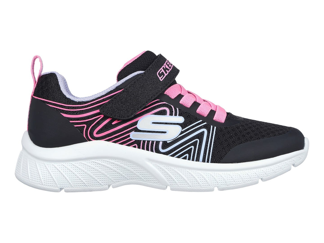 Tenis deportivos Skechers para niña en color negro con detalles ondulados en rosa y blanco, cierre de velcro y suela blanca.