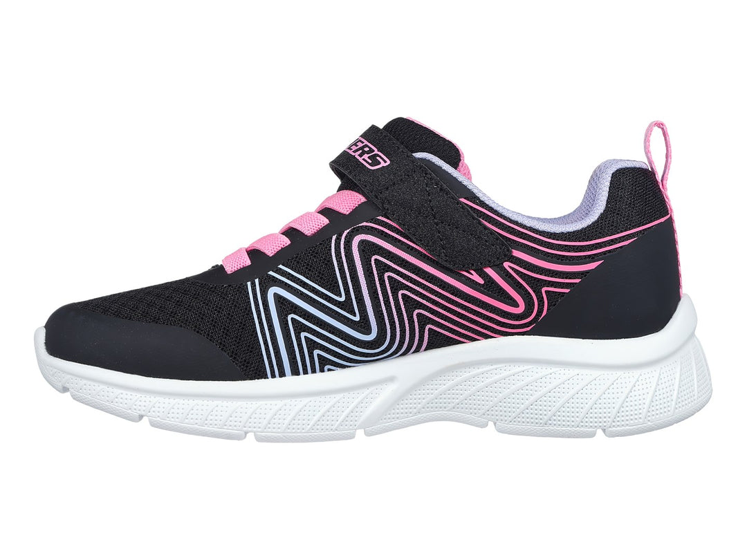 Tenis deportivos Skechers para niña en color negro con detalles ondulados en rosa y blanco, cierre de velcro y suela blanca.