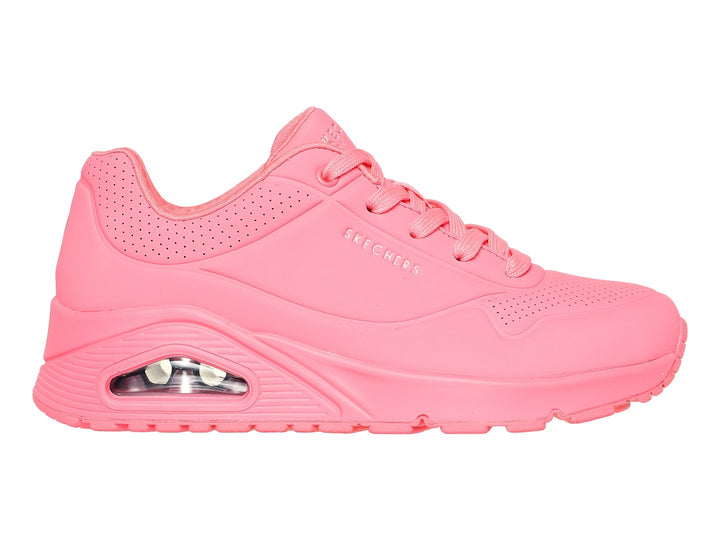 Tenis deportivos Skechers en color rosa intenso con cámara de aire visible en el talón y agujetas coordinadas.