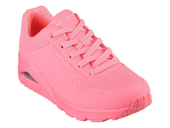 Tenis deportivos Skechers en color rosa intenso con cámara de aire visible en el talón y agujetas coordinadas.