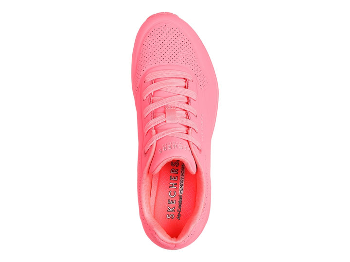 Tenis deportivos Skechers en color rosa intenso con cámara de aire visible en el talón y agujetas coordinadas.