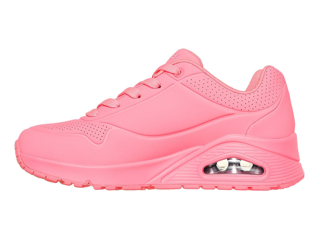 Tenis deportivos Skechers en color rosa intenso con cámara de aire visible en el talón y agujetas coordinadas.