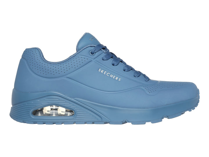 Tenis deportivos Skechers de color azul con suela amortiguada y detalles perforados.