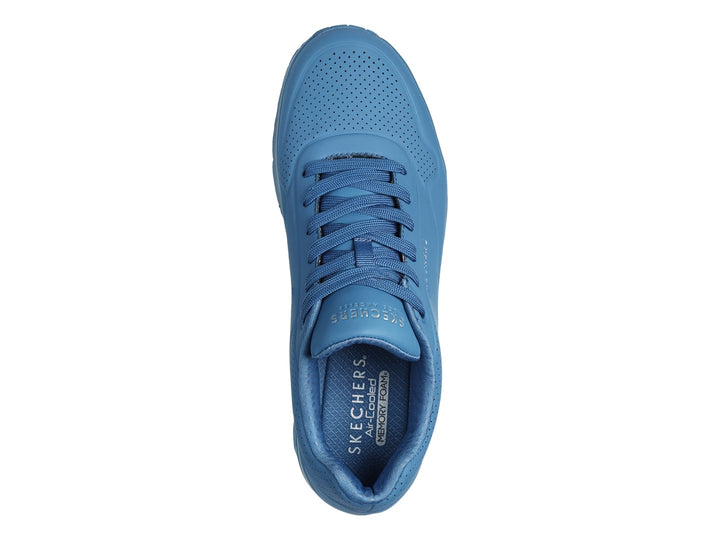 Tenis deportivos Skechers de color azul con suela amortiguada y detalles perforados.