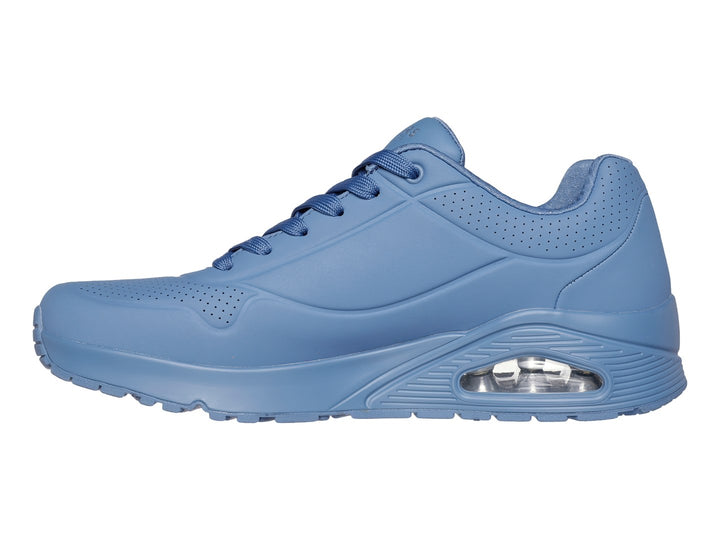 Tenis deportivos Skechers de color azul con suela amortiguada y detalles perforados.