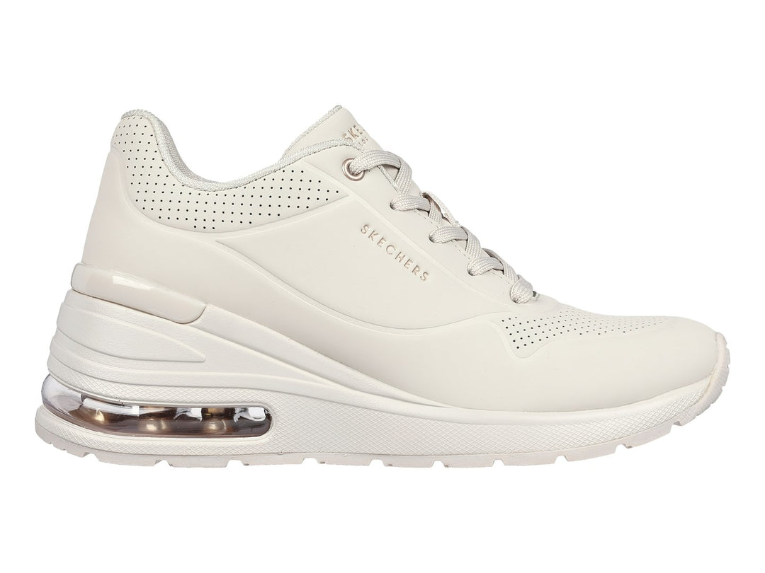 Tenis Skechers Million Air One en color hueso con suela amortiguada y detalles perforados.