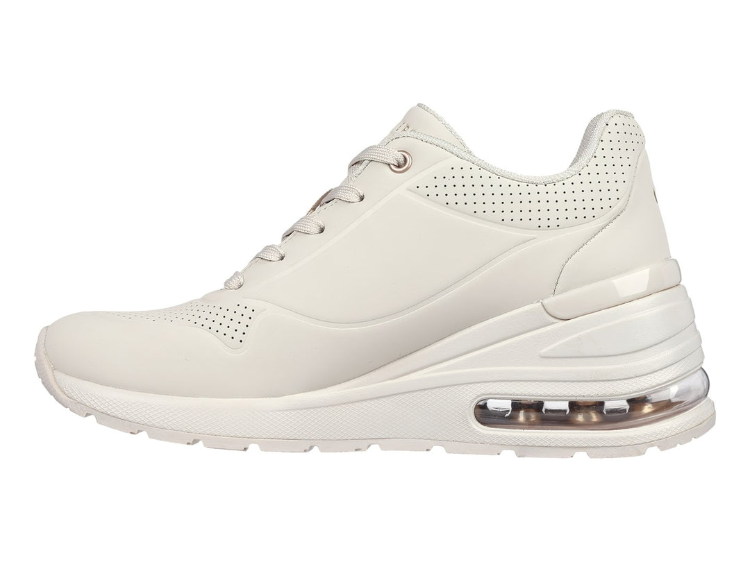Tenis Skechers Million Air One en color hueso con suela amortiguada y detalles perforados.