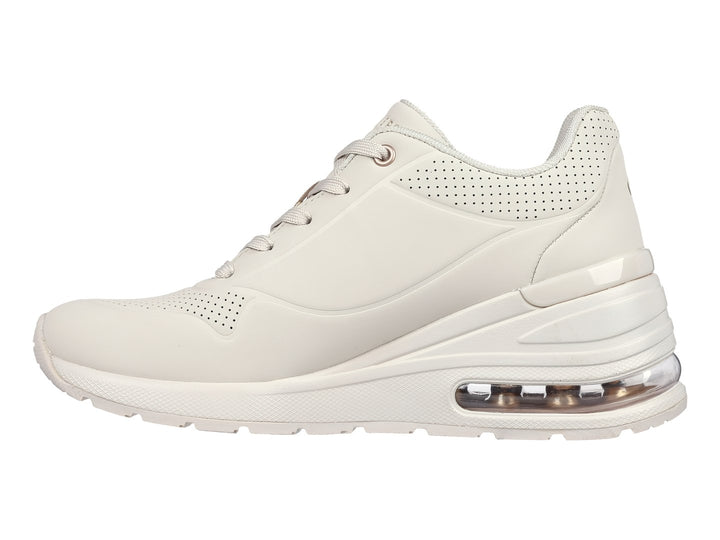 Tenis Skechers Million Air One en color hueso con suela amortiguada y detalles perforados.