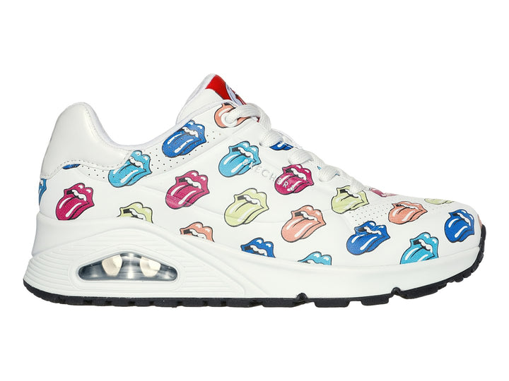 Tenis blancos Skechers con estampado multicolor de labios y lenguas, suela blanca con cámara de aire.