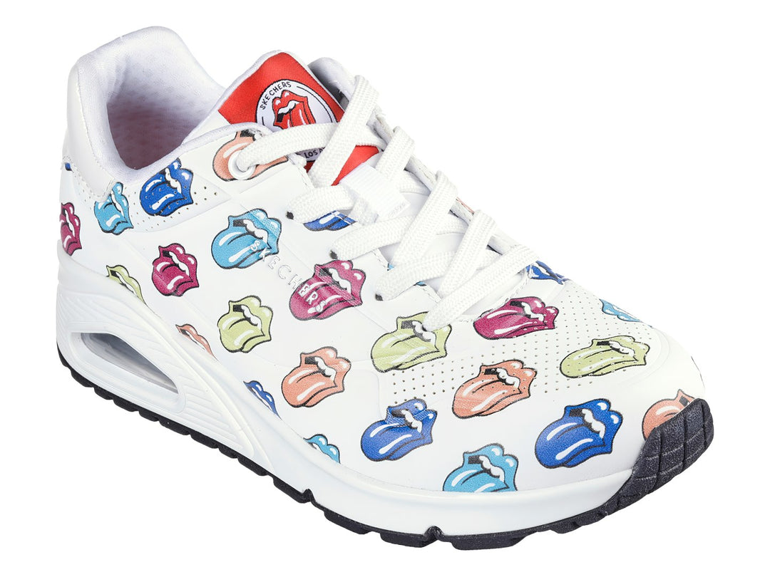 Tenis blancos Skechers con estampado multicolor de labios y lenguas, suela blanca con cámara de aire.