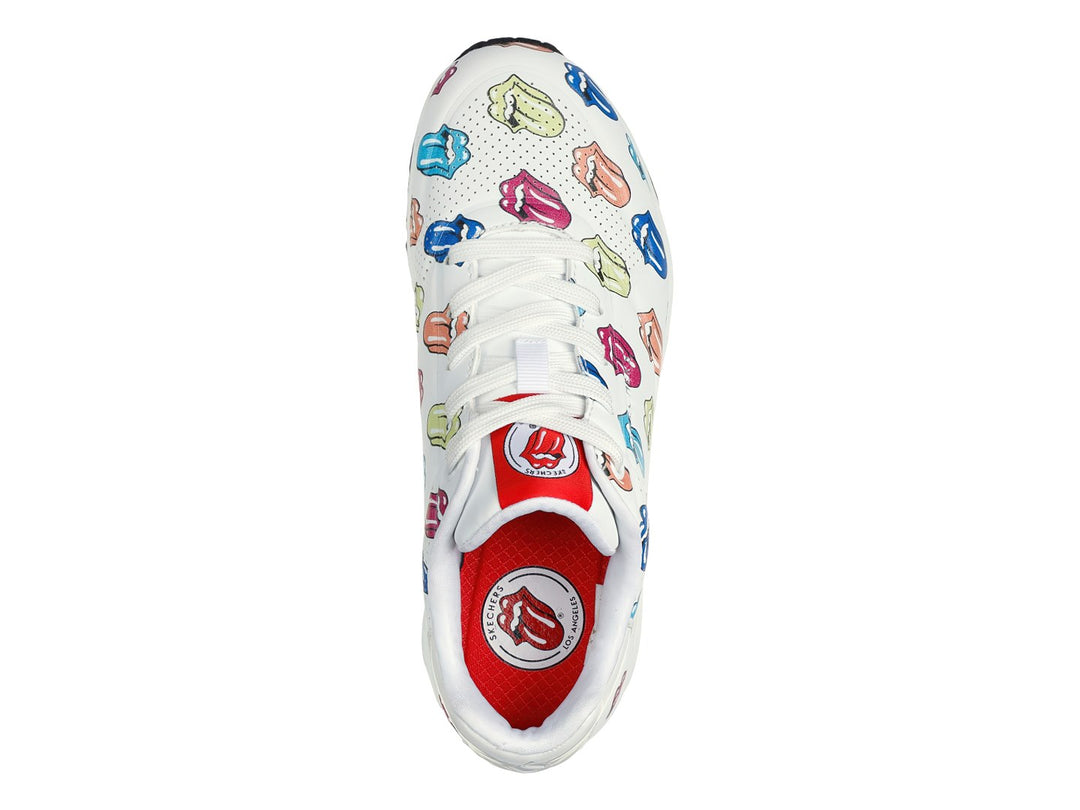 Tenis blancos Skechers con estampado multicolor de labios y lenguas, suela blanca con cámara de aire.