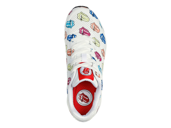 Tenis blancos Skechers con estampado multicolor de labios y lenguas, suela blanca con cámara de aire.