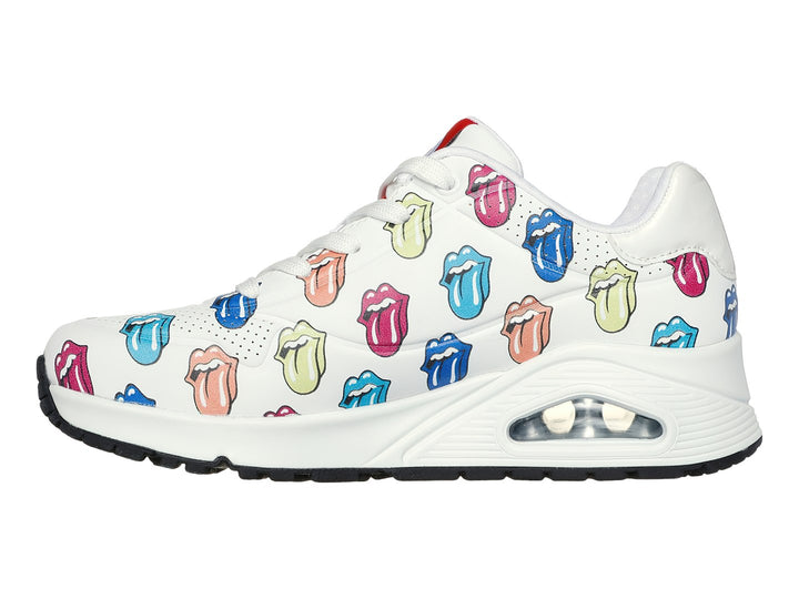 Tenis blancos Skechers con estampado multicolor de labios y lenguas, suela blanca con cámara de aire.