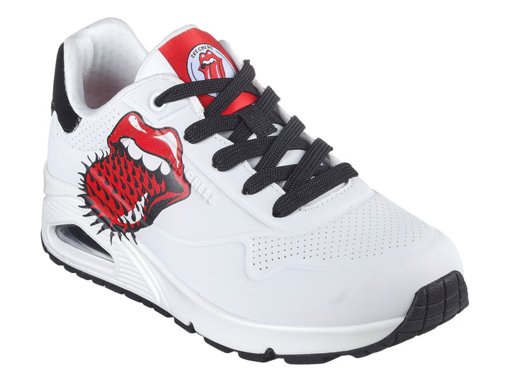 Tenis blancos Skechers con gráfico de los Rolling Stones en el lateral y detalles en negro.
