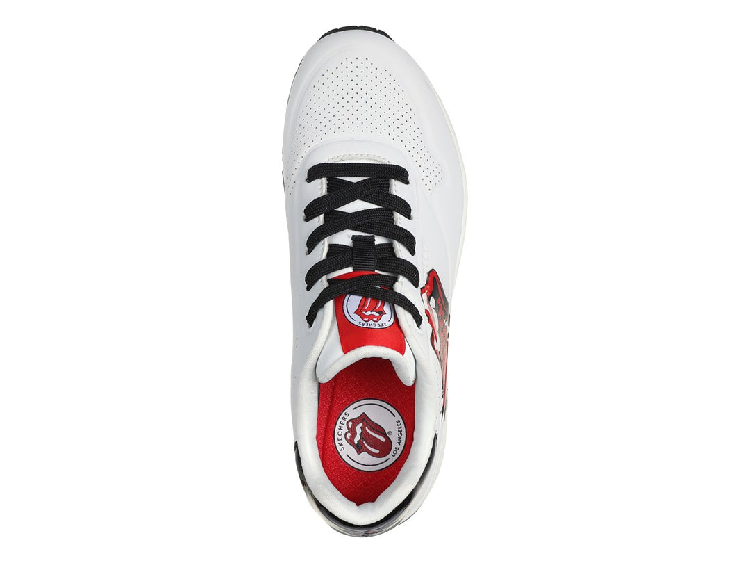 Tenis blancos Skechers con gráfico de los Rolling Stones en el lateral y detalles en negro.