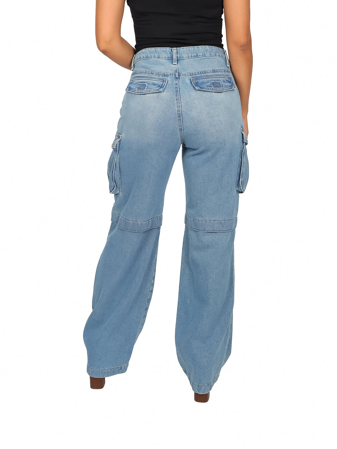 Pantalones cargo de mezclilla color azul claro con pierna ancha y múltiples bolsillos laterales.