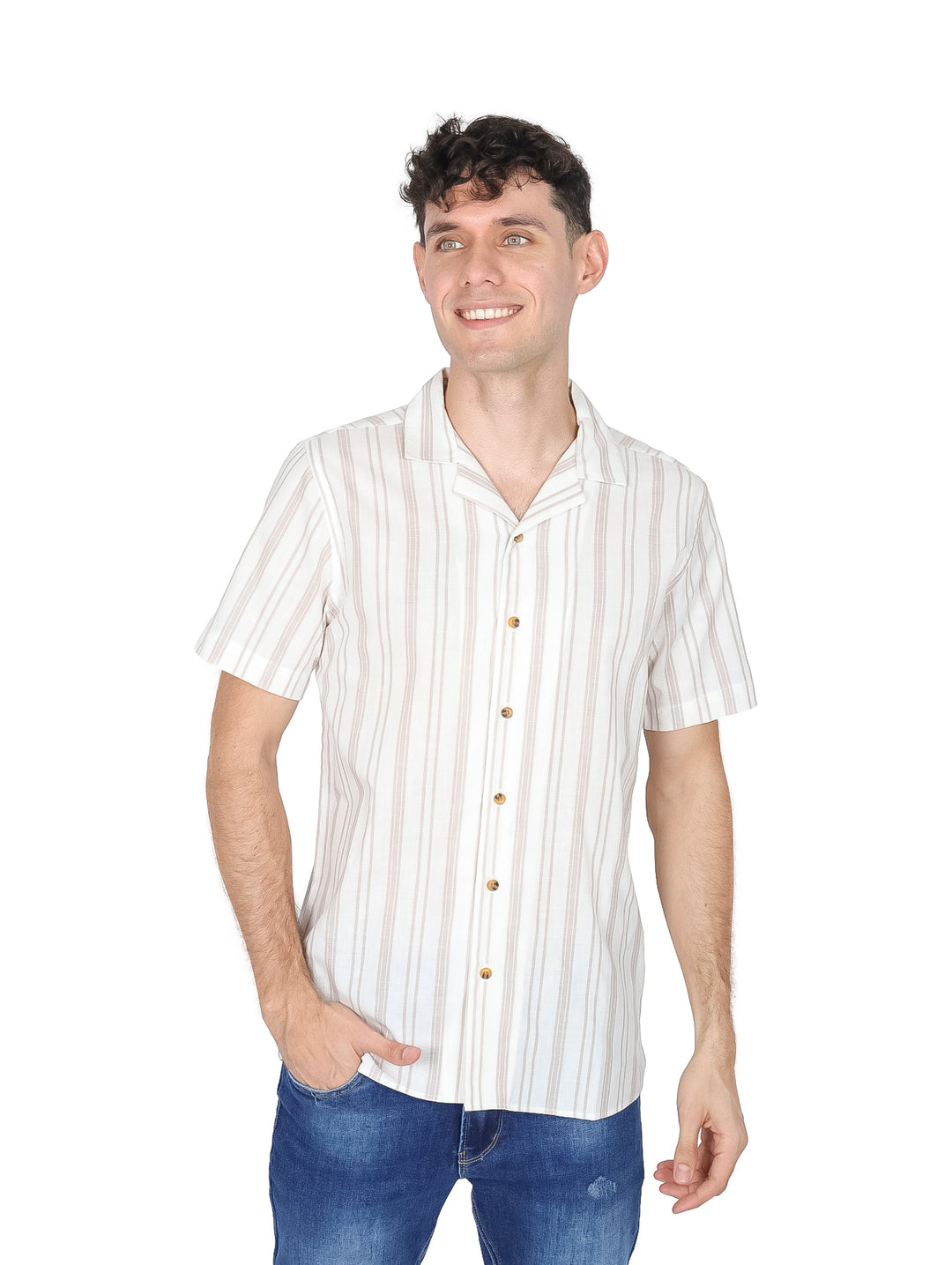 Hombre vistiendo camisa de manga corta color crudo con rayas verticales beige y cuello estilo resort.