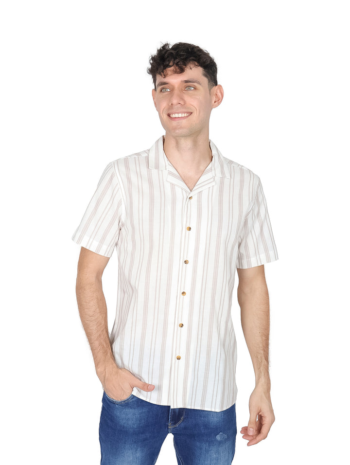 Hombre vistiendo camisa de manga corta color crudo con rayas verticales beige y cuello estilo resort.