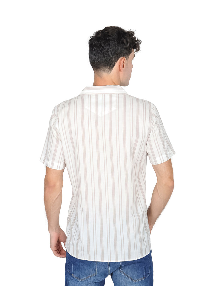 Hombre vistiendo camisa de manga corta color crudo con rayas verticales beige y cuello estilo resort.
