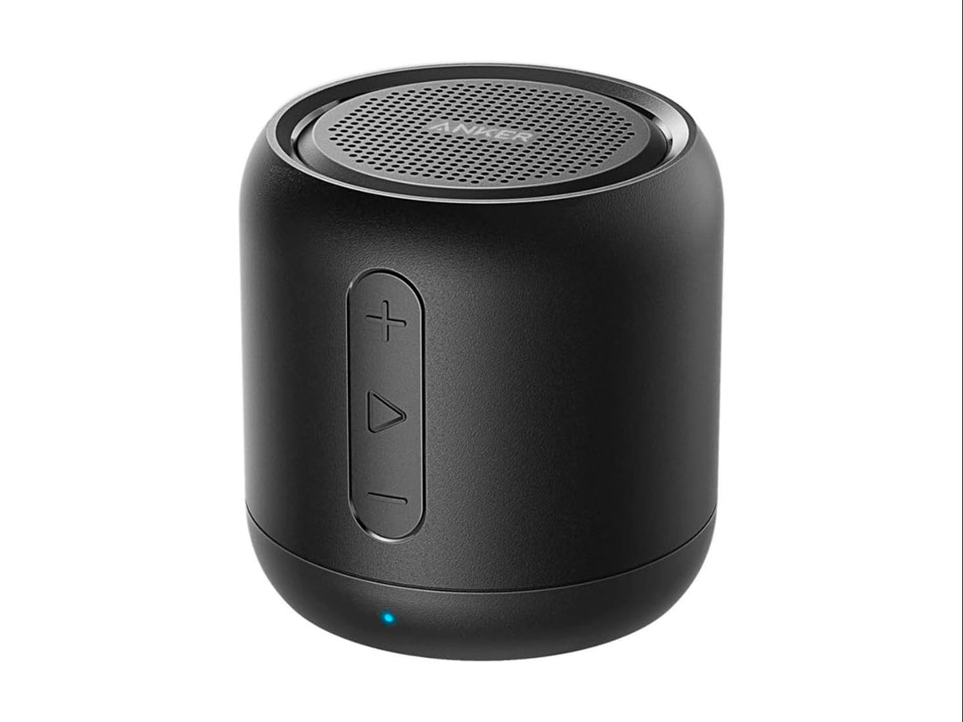 Bocina Bluetooth portátil Anker de color negro con forma cilíndrica y botones de control frontales.