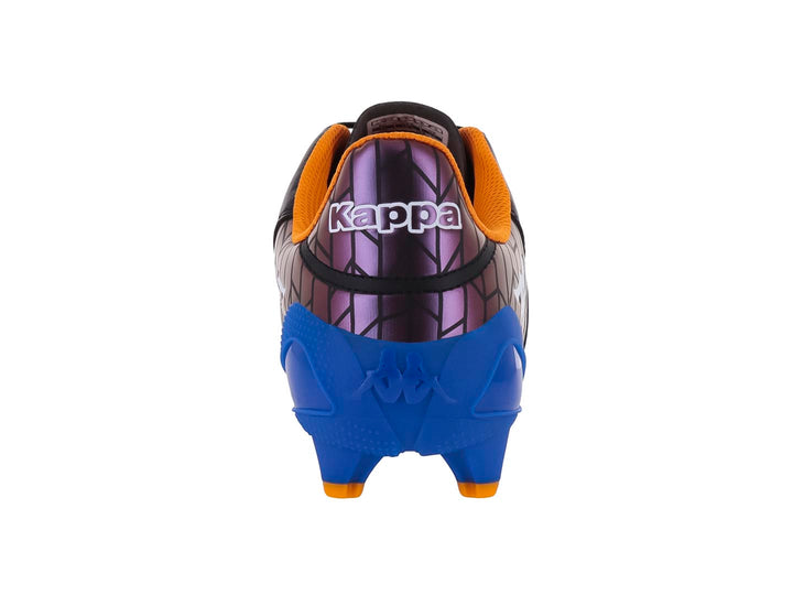 Botas de fútbol Kappa color negro y azul royal con tacos naranjas y detalles en morado.