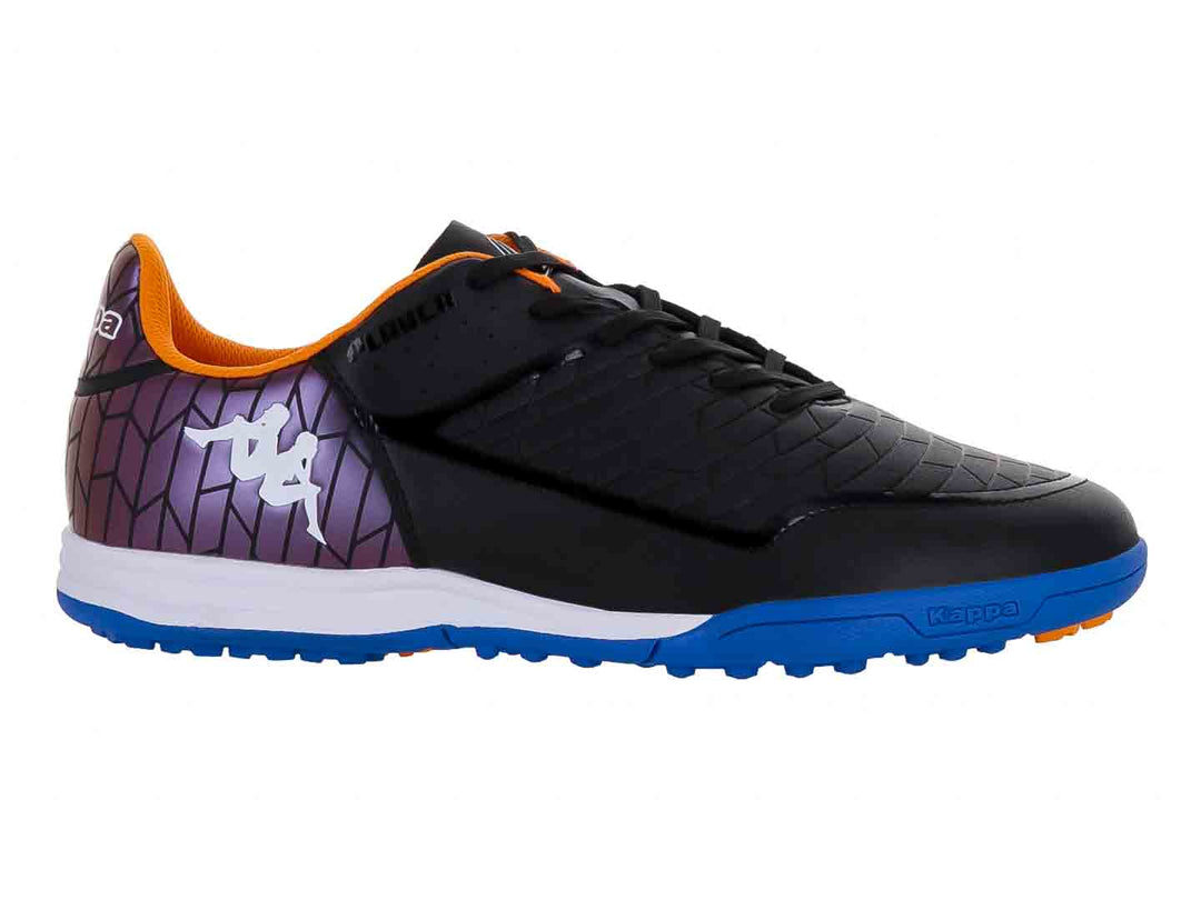 Zapato de fútbol Kappa negro con suela azul y detalles geométricos en púrpura y naranja.