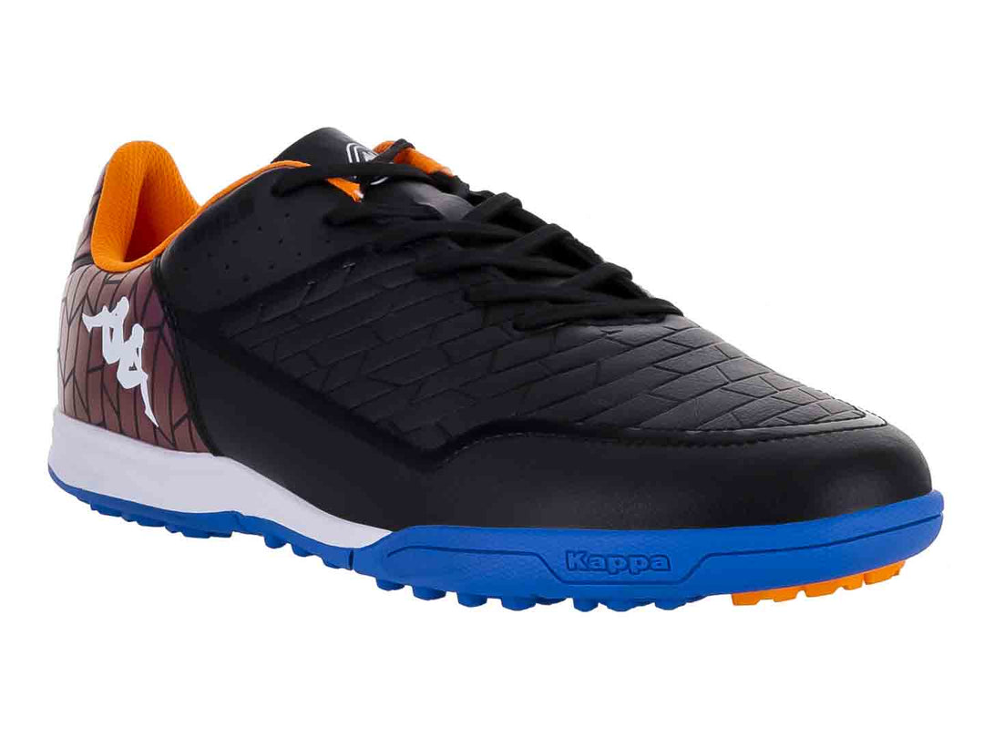 Zapato de fútbol Kappa negro con suela azul y detalles geométricos en púrpura y naranja.