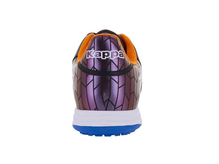 Zapato de fútbol Kappa negro con suela azul y detalles geométricos en púrpura y naranja.