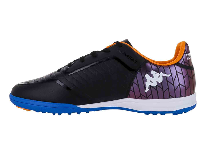 Zapato de fútbol Kappa negro con suela azul y detalles geométricos en púrpura y naranja.