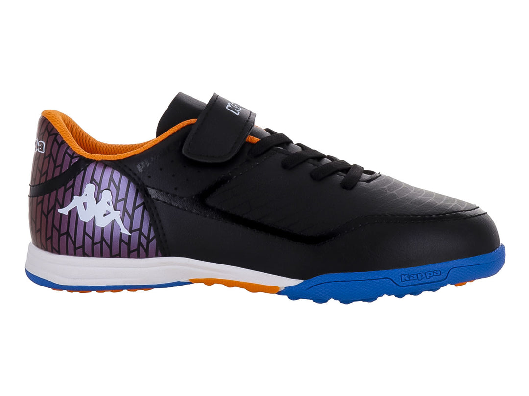 Zapato de fútbol Kappa negro con detalles en azul y naranja, cierre de velcro y agujetas para niños.