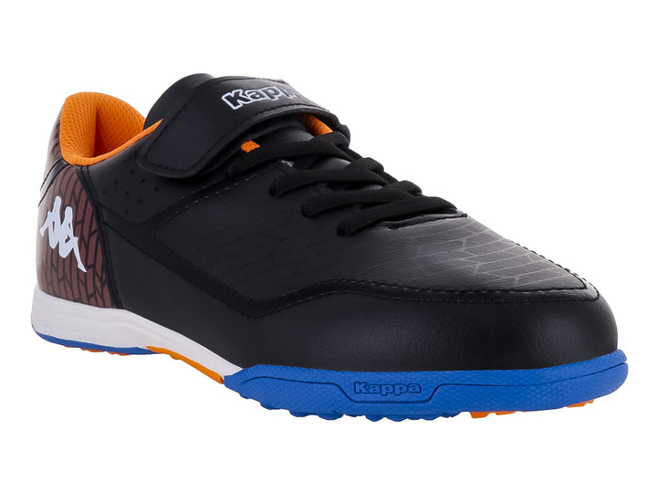 Zapato de fútbol Kappa negro con detalles en azul y naranja, cierre de velcro y agujetas para niños.
