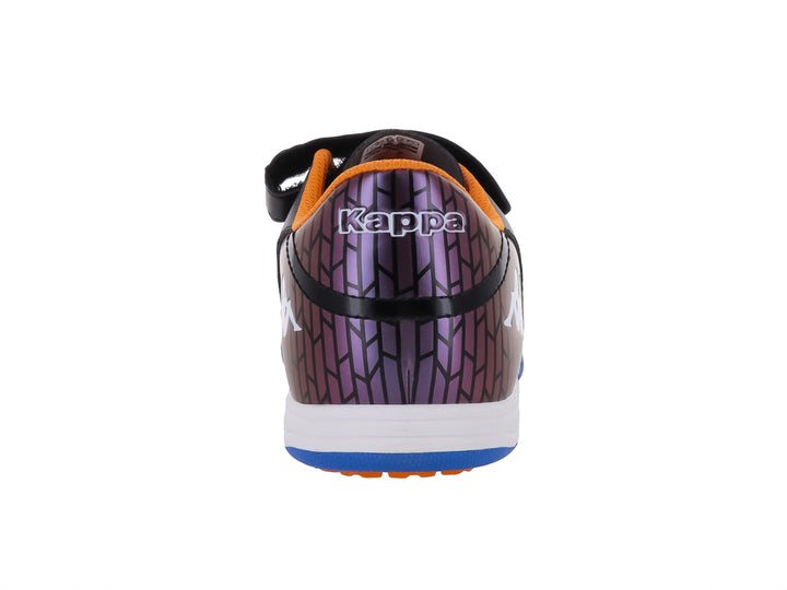 Zapato de fútbol Kappa negro con detalles en azul y naranja, cierre de velcro y agujetas para niños.