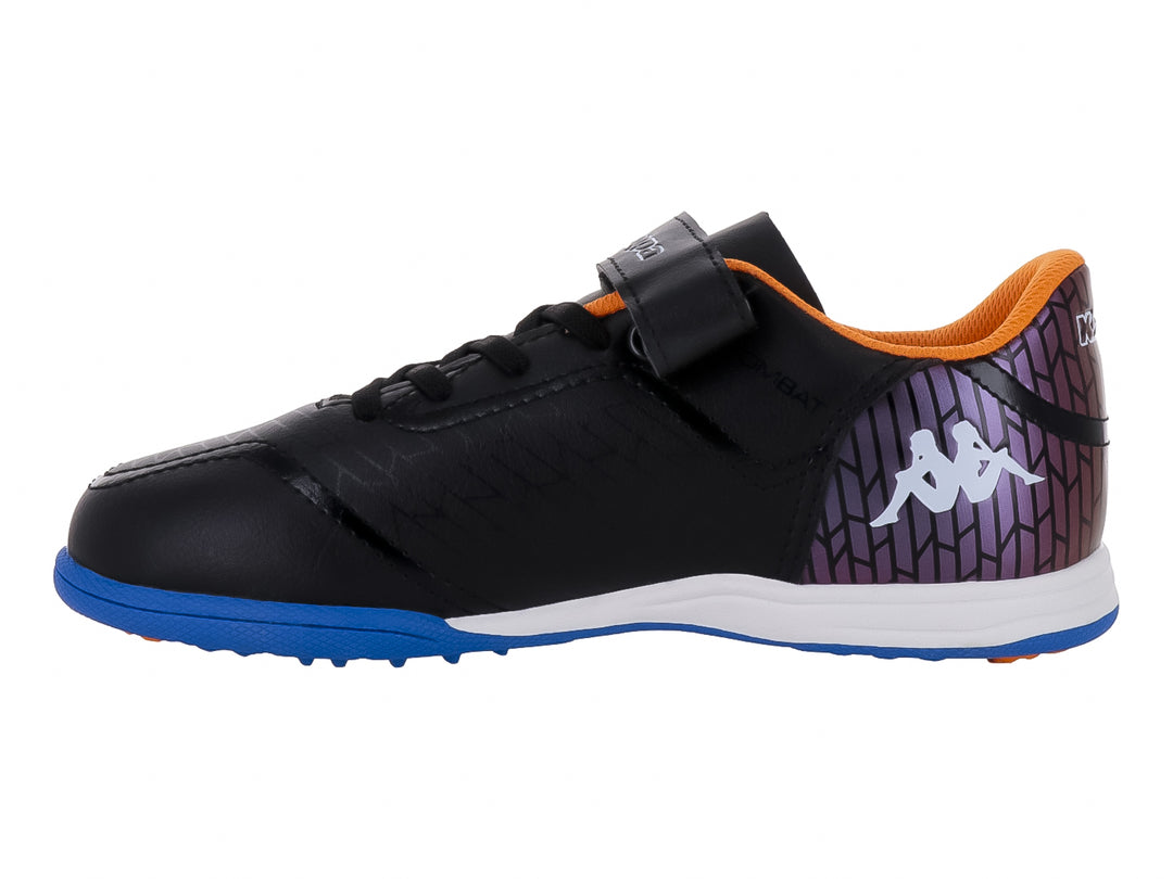 Zapato de fútbol Kappa negro con detalles en azul y naranja, cierre de velcro y agujetas para niños.