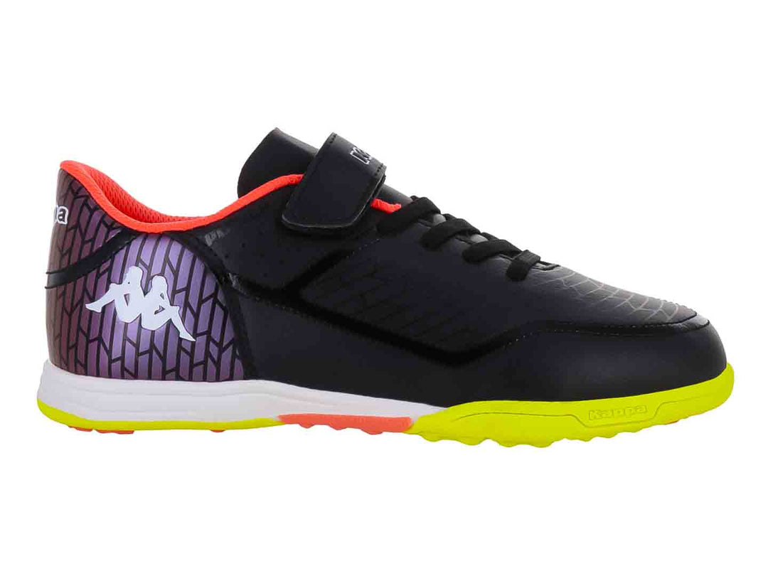 Zapato de fútbol Kappa negro con suela verde neón y detalles degradados en el talón para niño.
