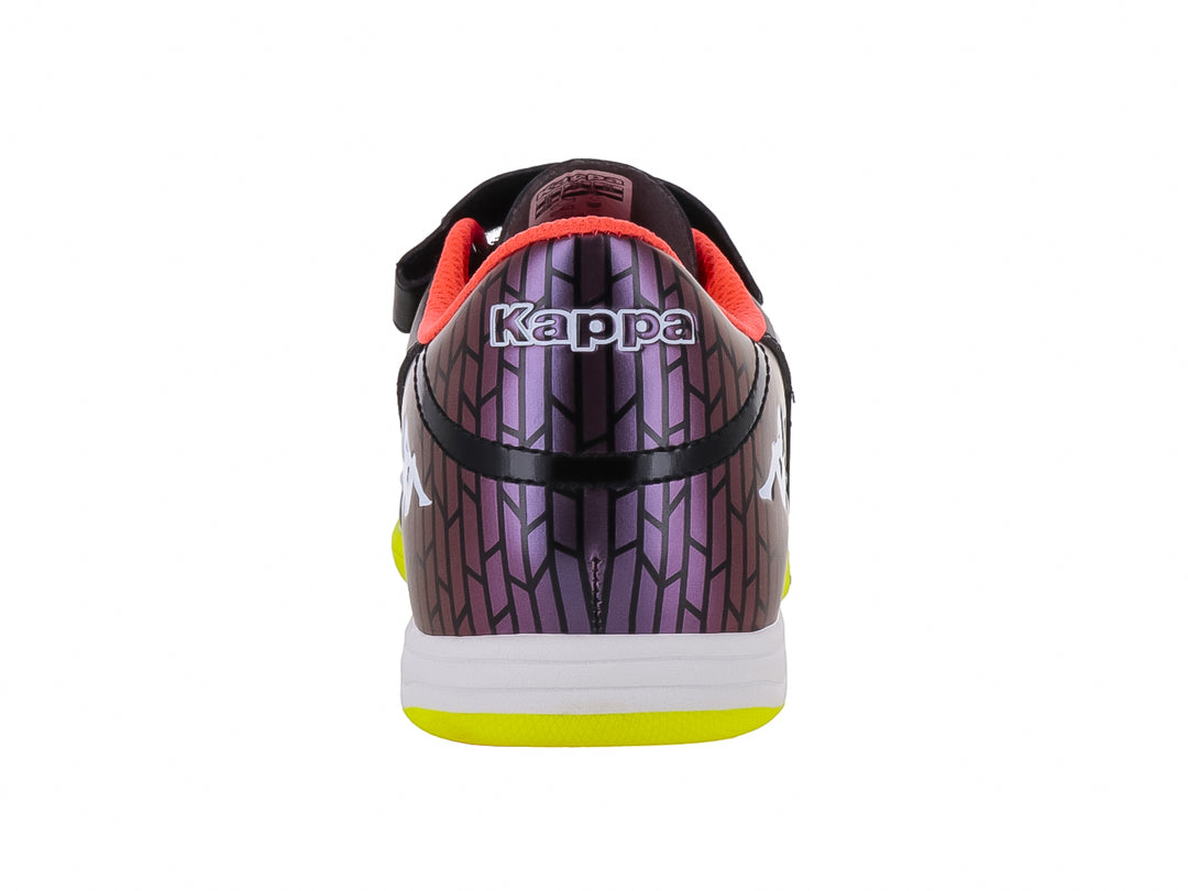 Zapato de fútbol Kappa negro con suela verde neón y detalles degradados en el talón para niño.
