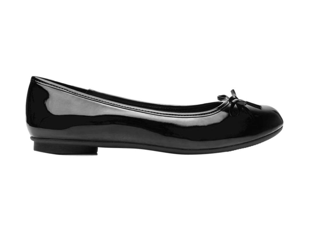 Zapato plano de charol negro con un pequeño moño decorativo en la punta.
