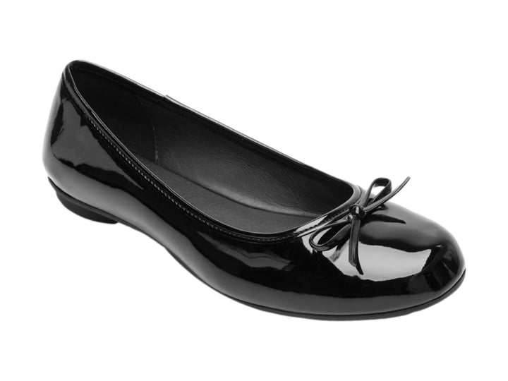 Zapato plano de charol negro con un pequeño moño decorativo en la punta.