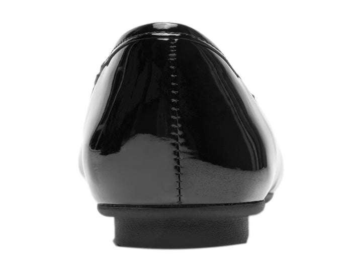 Zapato plano de charol negro con un pequeño moño decorativo en la punta.